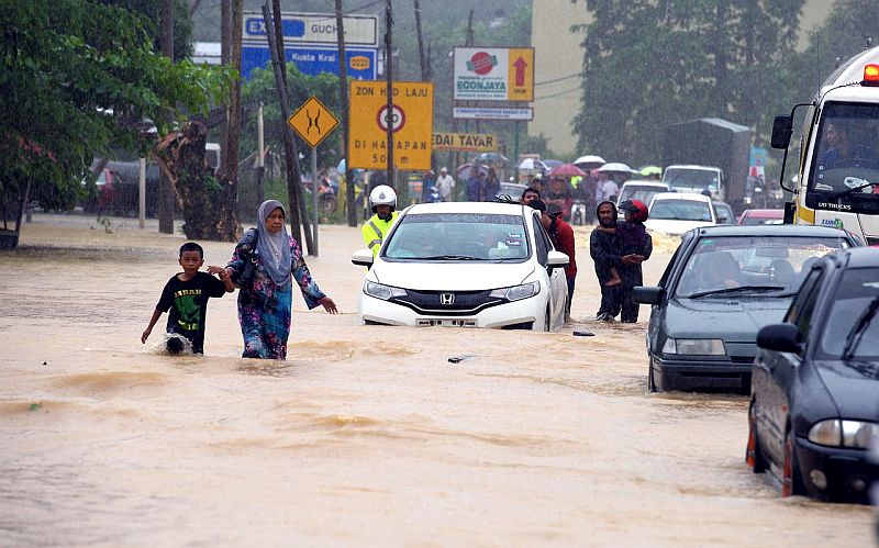 A traffic jam is seen in Kampung Sungai Durian along the Kota Baru and Kuala Krai main road due to flood waters as deep as 0.5 metres, December 31, 2016. u00e2u20acu2022 Bernama pic