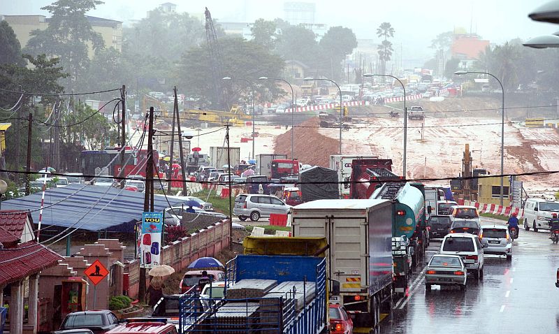A massive traffic jam is seen in Kampung Sungai Durian along the Kota Baru and Kuala Krai main road due to floodwaters as deep as 0.5 metres, December 31, 2016. u00e2u20acu2022 Bernama pic