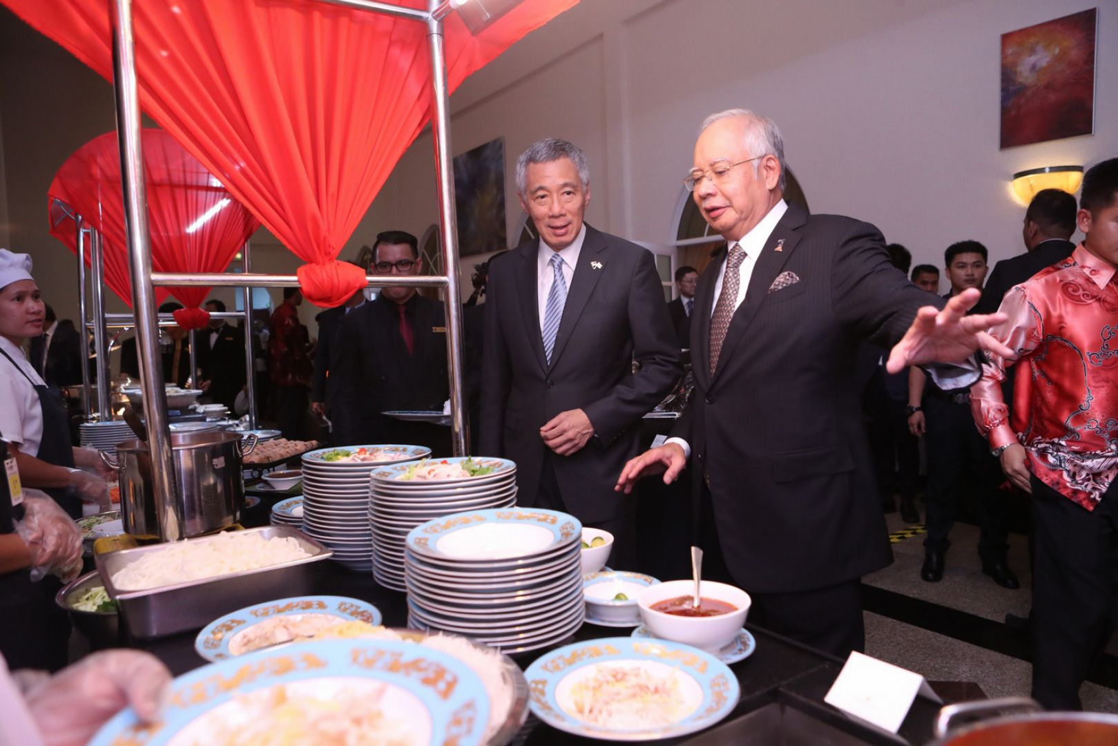 Najib speaks to Singapore's PM Lee Hsien Loong during a dinner at the Malaysia-Singapore retreat on December 13, 2016.u00e2u20acu2022 TODAY pic