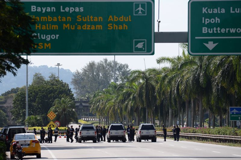 A portion of Tun Dr Lim Chong Eu Expressway in Penang is closed for the police to finalise investigations on last Thursdayu00e2u20acu2122s shooting incident, December 7, 2016. u00e2u20acu2022 Picture by KE Ooi