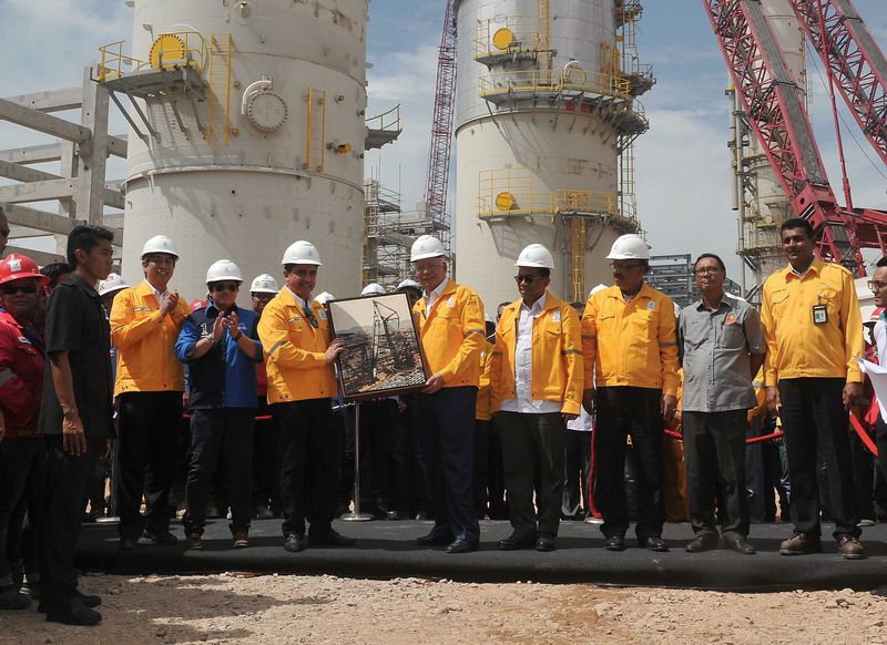 Prime Minister Datuk Seri Najib Razak being presented with a souvenir by the president and CEO of Petronas, Datuk Wan Zulkiflee Wan Ariffin, during his visit to the Pengerang Integrated Complex, December 5, 2016. u00e2u20acu201d Bernama pic