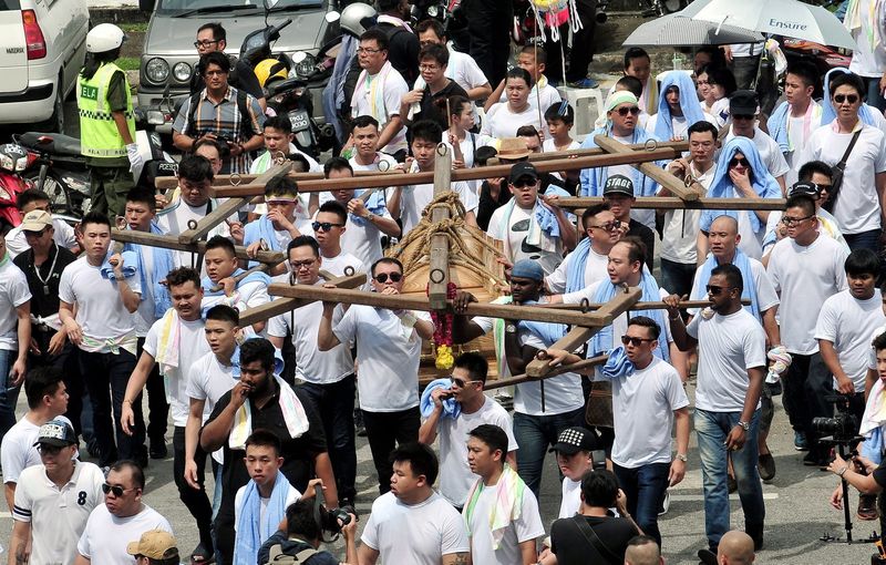 Family members, neighbours, and mourners carry the coffin of the late Datuk Ong Teik Kwang at the Leong San Tong Khoo Kongsi funeral parlour, George Town, December 5, 2016. u00e2u20acu201d Bernama pic