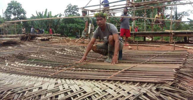 Members of the Temiar Orang Asli community rebuilding the blockade that had been destroyed by the authorities in Pos Bihai. u00e2u20acu201d Picture courtesy of Hafiz Zainuddin/Roketkini