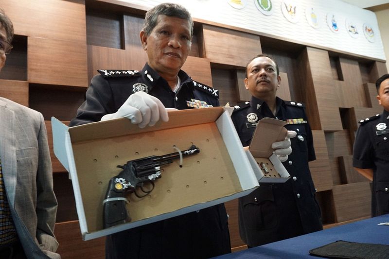 Kedah police chief Datuk Asri Yusoff shows the pistol and bullets seized from a house in Taman Seri Pinang, Kulim, December 26, 2016. u00e2u20acu201d Bernama pic