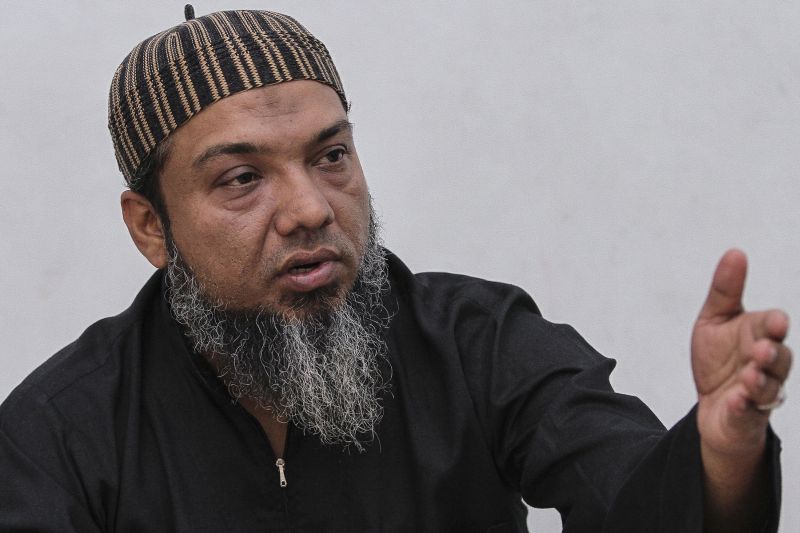 Uztaz Rafi runs the centre that helps newly arrived Rohingya refugees.