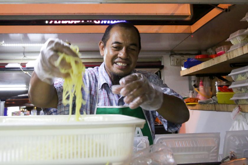 Zamri Kassim, who only started his food truck business this year, thinks a grant from the state government would help him. — Picture by Yusof Mat Isa
