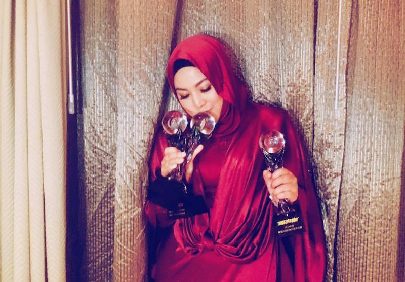 Shila Amzah with her three Music Pioneer Awards. u00e2u20acu201d TheHive.Asia pic