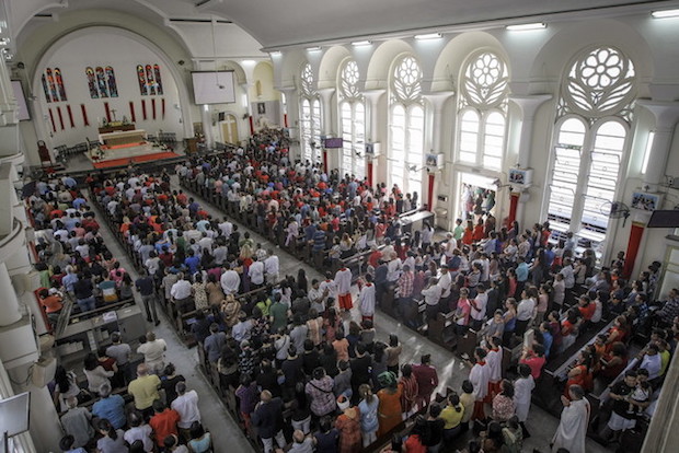 Penganut Kristian menghadiri upacara keagamaan di gereja St Johnu00e2u20acu2122s Cathedral di Jalan Bukit Nenas, Kuala Lumpur sempena sambutan Hari Natal hari ini. u00e2u20acu201d Foto Bernama