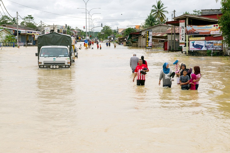 People wading through flood waters in Rantau Panjang, January 4, 2017. u00e2u20acu201d Bernama pic