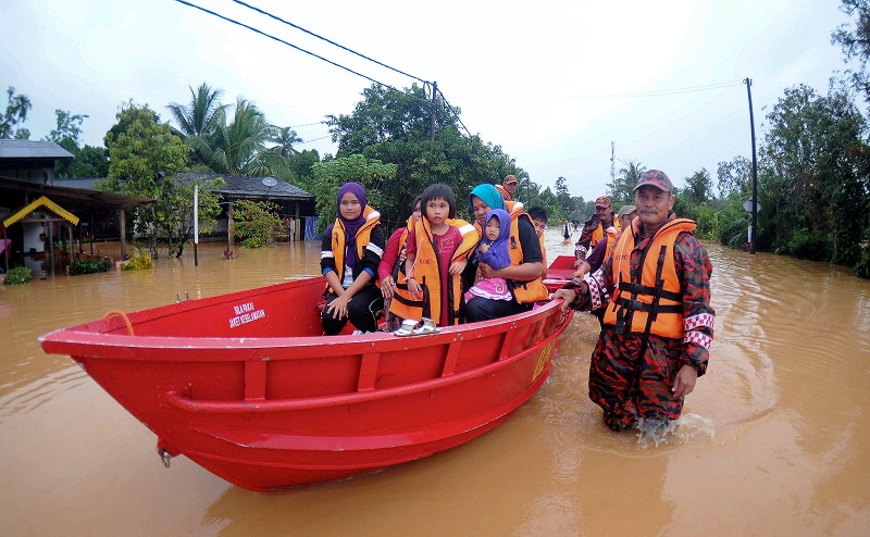 Members of the Fire and Rescue Department evacuate villagers in flood-hit Hulu Terengganu, 31 December, 2016. u00e2u20acu201d Bernama pic