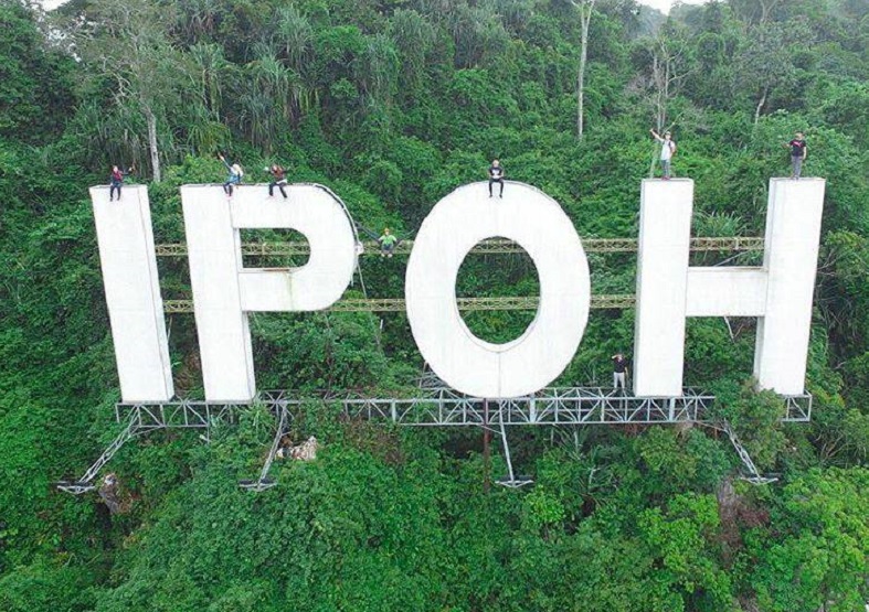 Images showing a group of people climbing the 20-metre high u00e2u20acu02dcIpohu00e2u20acu2122 signboard went viral on social media for the past several days. u00e2u20acu201d Photo courtesy of Facebook/Dieyo Adie IV