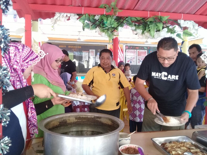 Malaysian Youth Council volunteers distributing food to flood victims. — Picture courtesy of Malaysian Youth Council