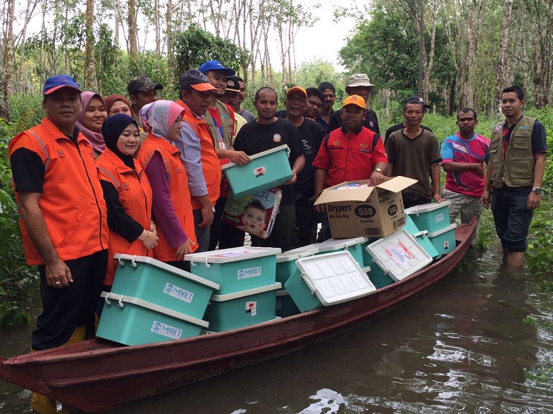 Volunteers from Imaret and Kelantan JKM hand over aid to flood victims in Rantau Panjang January 4, 2017. u00e2u20acu201d Picture courtesy of Imaret