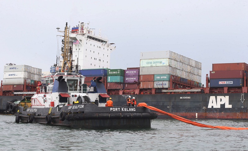 Pasir Gudang Port authorities are pictured cleaning up the oil spill caused by a collision between two container vessels off the Johor coast January 5, 2016. u00e2u20acu201d Bernama pic