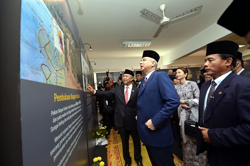 The Sultan of Perak, Sultan Nazrin Shah, looks at a board displaying the map of Bagan Datuk during the ceremony to declare Bagan Datuk as the 12th district of Perak, in Bagan Datuk January 9, 2017. u00e2u20acu201d Bernama pic