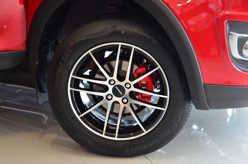 Front wheels and ventilated disc brakes on the Haval H1.