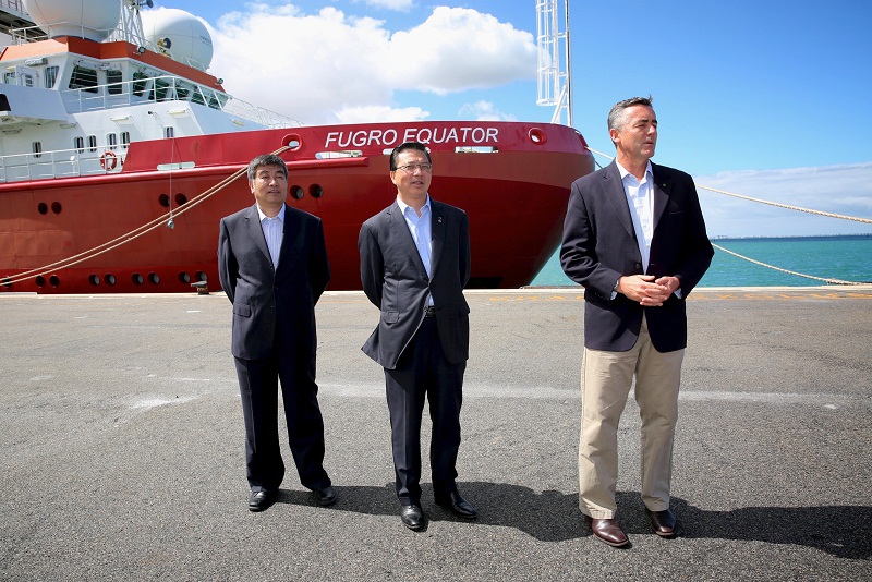 Zhi Guanglu, Director of Chinau00e2u20acu2122s Maritime Search and Rescue Centre, Malaysian Transport Minister Datuk Seri Liow Tiong Lai (centre) and Australian Federal Infrastructure and Transport Minister Darren Chester (right), stand next to the vessel Fugro Equat