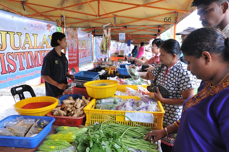 Vegetables are sold at below market prices at the MyBestBuy farmers market in Butterworth January 24, 2017. u00e2u20acu201d Picture by KE Ooi