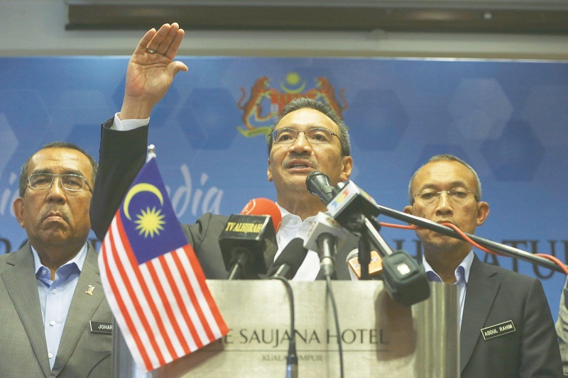 Defence Minister Datuk Seri Hishammuddin Hussein, flanked by Deputy Defence Minister Datuk Seri Johari Barum (left) and ministry secretary-general Datuk Seri Abd Rahim Mohd Radzi, gives a speech during a press conference at Saujana Hotel yesterday. u00e2u20acu201d Pi