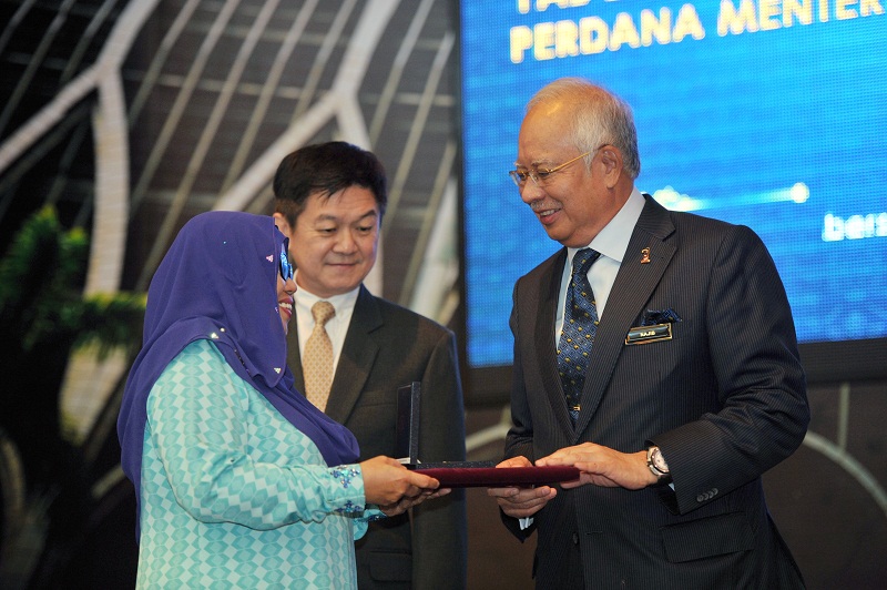 Prime Minister Datuk Seri Najib  Razak presents an award of excellence to Tunganai Datu Alang @ Md Omar after his speech at the Finance Ministryu00e2u20acu2122s special assembly at Putrajaya January 26, 2017. u00e2u20acu201d Reuters pic