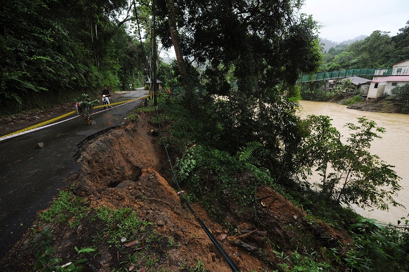 The main road at Kampung Sungai Lembing is partially damaged due to heavy rains in Kuantan, January 25, 2017. u00e2u20acu201d Bernama pic