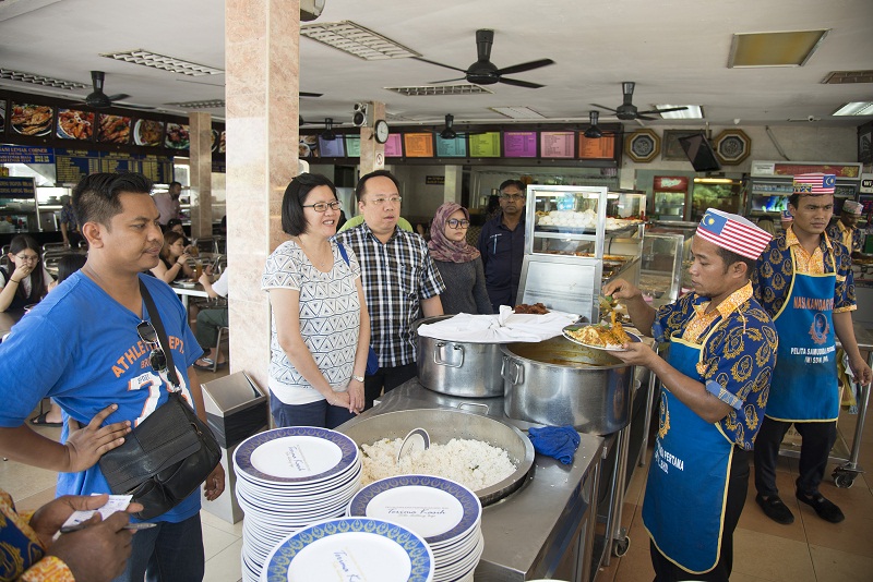 Patrons lining up for the nasi kandar at Pelita.