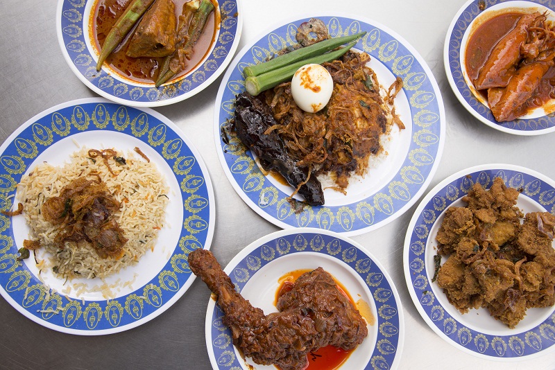 Pelita nasi kandar offers a variety of dishes from chicken curry to deep fried fish eggs.