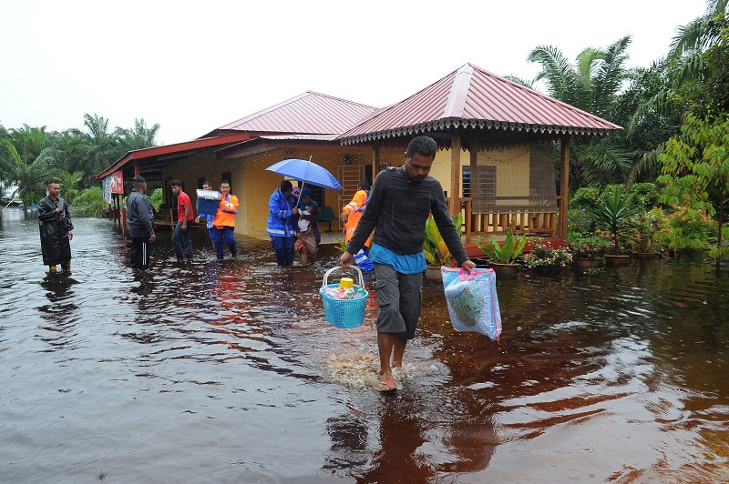 Members of the Malaysia Civil Defence Department assist flood victims at Kampung Parit Lima Gambut in Sabak Bernama January 24, 2017. u00e2u20acu201d Bernama pic