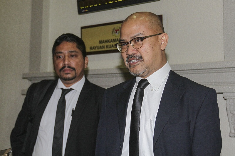 Senior federal counsel Shamsul Bolhassan (right) speaks to journalists outside the courtroom at KL High Court in Kuala Lumpur January 27, 2017. — Picture by Yusof Mat Isa