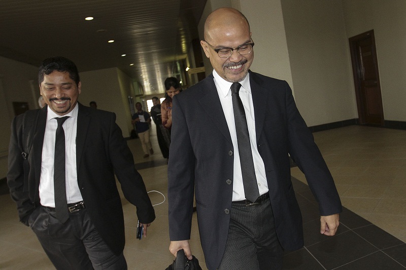 Senior federal counsel Shamsul Bolhassan (right) today noted citizenship by operation of law means citizenship that a person automatically has upon birth, without having to make any application for citizenship. — Picture by Yusof Mat Isa