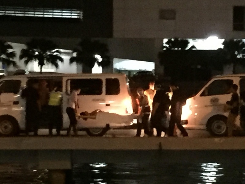 Security and health authorities at the Kota Kinabalu marine police headquarters jetty receive the rescued China tourists at about 1.50am January 30, 2017. — Picture by Julia Chan