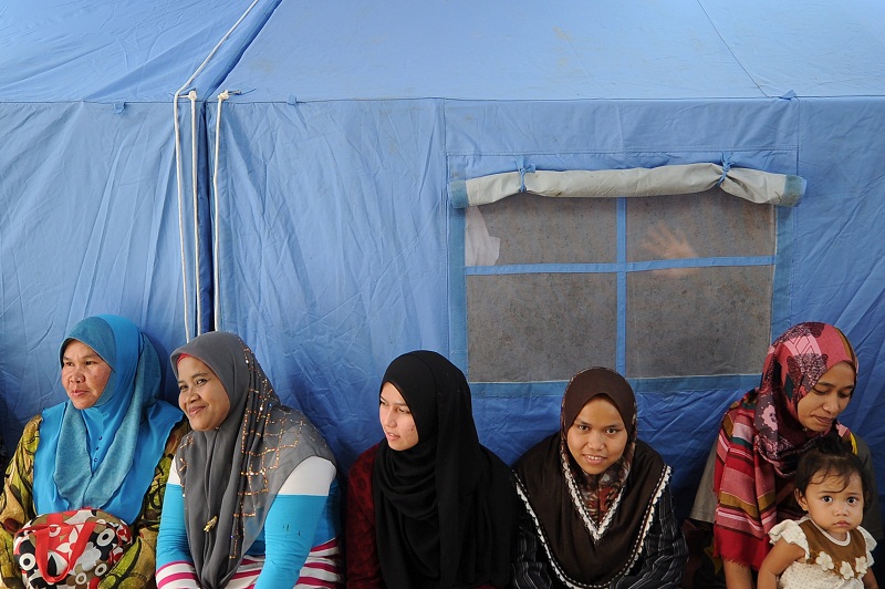 Flood victims gather in front of a tent at an evacuation centre in Jerantut, Pahang January 30, 2017. u00e2u20acu201d Bernama pic