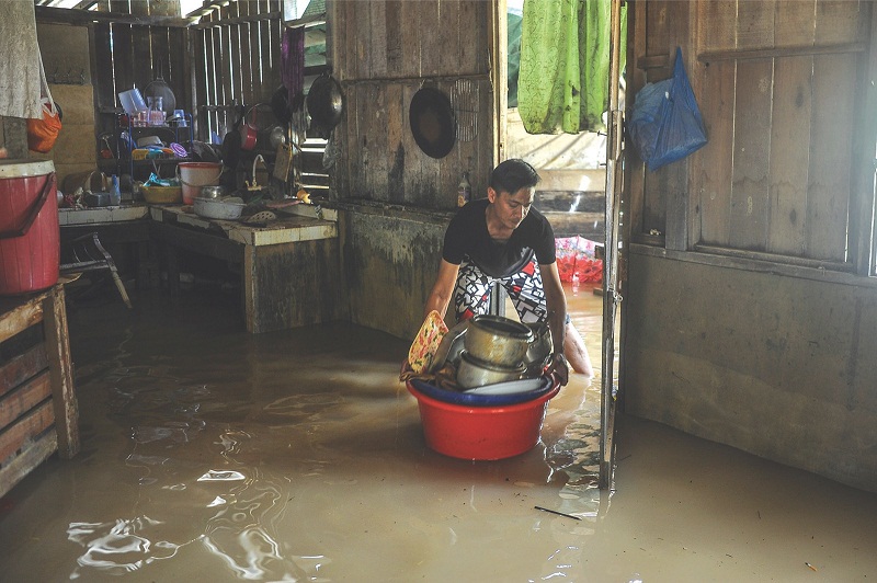 Zulkhari Lan Abdullah from Senai, helps remove the mud and grime from his in-lawsu00e2u20acu2122 home in Spang Loi. u00e2u20acu201d Picture by Malay Mail