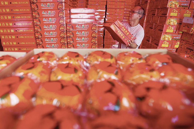 Peniaga yang hanya dikenali sebagai Wong menyusun bekalan limau mandarin di kedainya bagi memenuhi permintaan yang makin meningkat menjelang perayaan Tahun Baru Cina, 16 Januari, 2017. u00e2u20acu2022 Foto Bernama