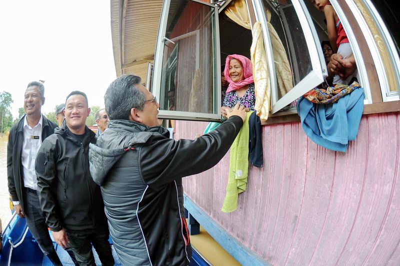 SETIU, 4 Jan -- Menteri Besar Datuk Seri Ahmad Razif Abdul Rahman bertanya khabar kepada mangsa banjir yang berlindung di pusat pemindahan banjir sewaktu membuat tinjauan menggunakan bot polis di Kampung Tasek hari ini.u00e2u20acu00a8-- fotoBERNAMA (2017) 