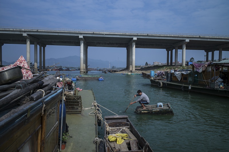 Chan Weixing, 15, rows a board boat in the floating village of Datang, China, January 21, 2017. — Picture by Lam Yik Fei/The New York Times 