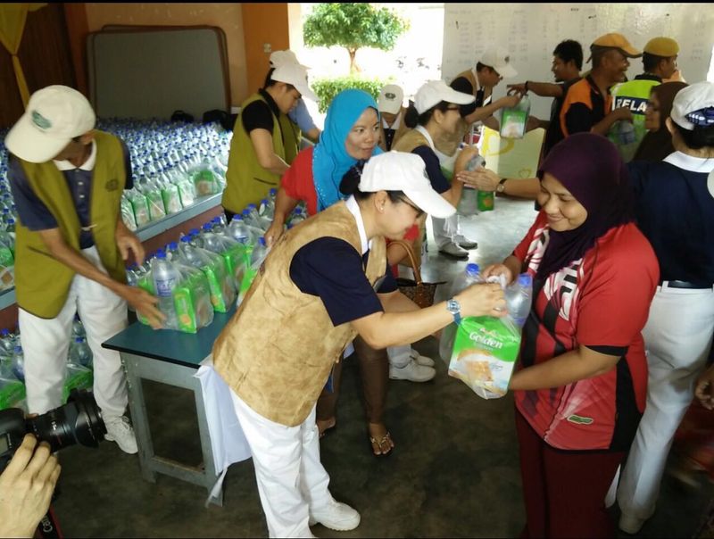 Tzu Chi’s volunteers handing out bottled drinking water and biscuits to evacuees at a relief centre in Rantau Panjang, Kelantan. January 5, 2017 — Picture courtesy of Buddhist Tzu Chi Merits Society Malaysia
