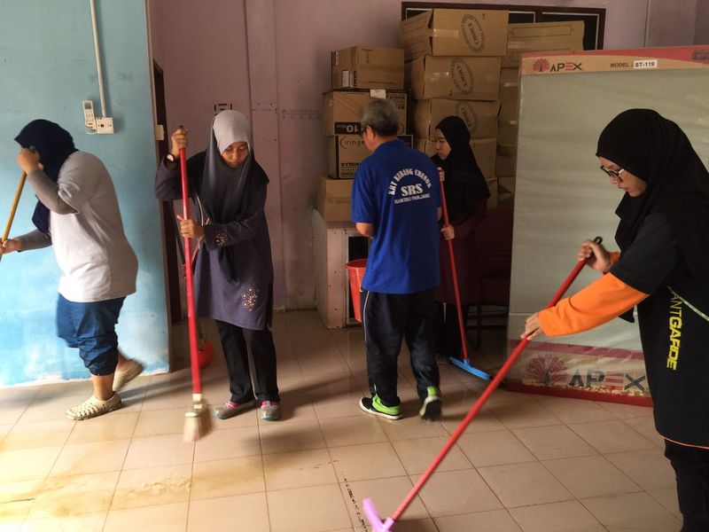 Many hands make light work, as these Imaret volunteers at a Rantau Panjang government clinic show. Jan 6, 2017 — Picture courtesy of Imaret
