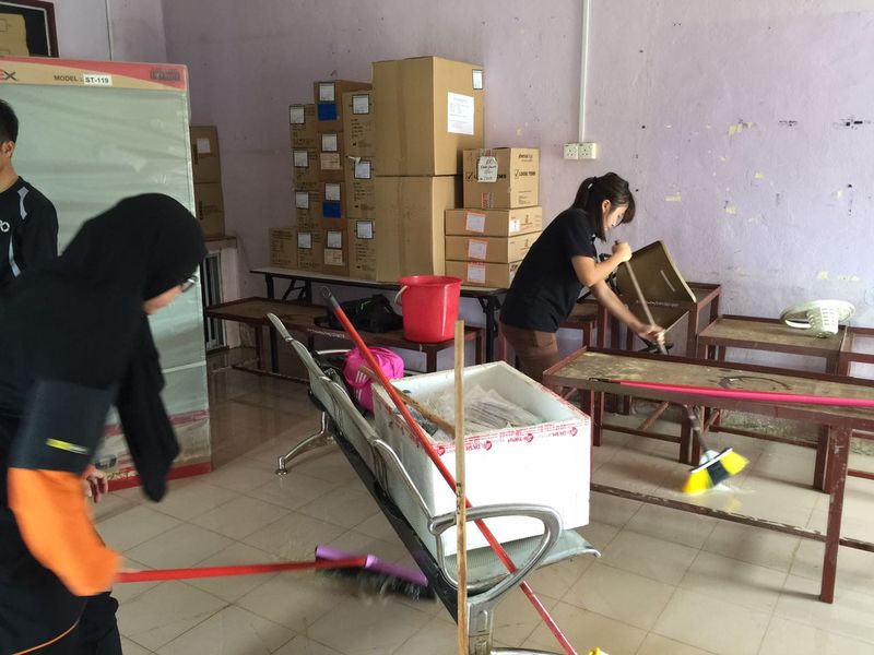 Imaret volunteers helping out the staff of Kelantan’s Klink Kesihatan Rantau Panjang in cleaning up efforts after flood waters subsided. Jan 6, 2017 — Picture courtesy of Imaret