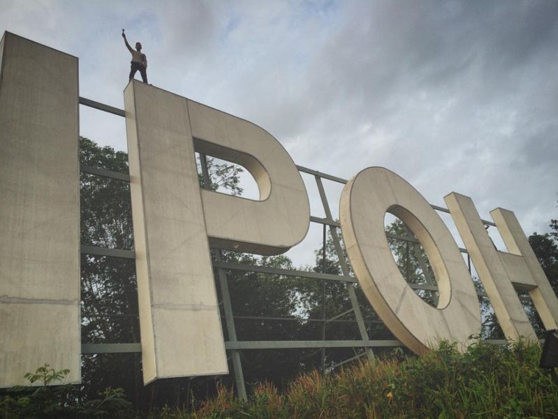 Seorang lelaki dirakam berdiri di atas huruf P papan tanda bandar raya IPOH di tepi lebuh raya PLUS seperti dimuatkan di Instagram. u00e2u20acu2022 Foto Instagram