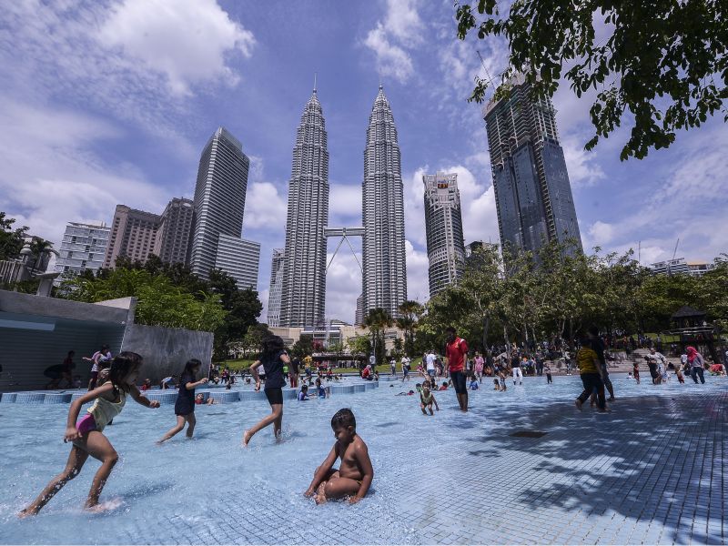 Children enjoy the water fountain in KLCC Park, in Kuala Lumpur, January 29, 2017 u00e2u20acu201d Picture by Yusof Mat Isa