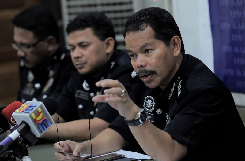 Kajang police chief ACP Othman Nanyan (right) speaking at a press conference in Kajang district police headquarters, January 23, 2017. u00e2u20acu201d Bernama pic