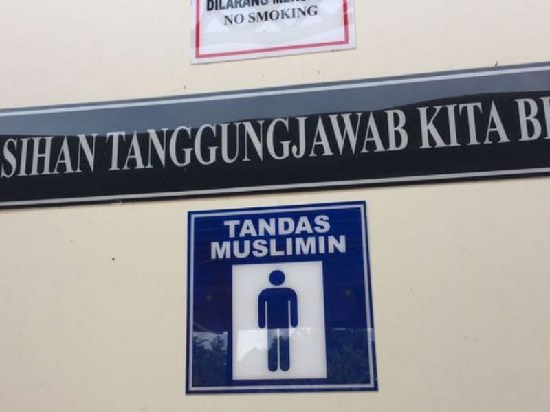 A sign purporting to restrict toilets to Muslims at a rest area on the East Coast Expressway (Phase 2) caused controversy among local social media users yesterday. 
