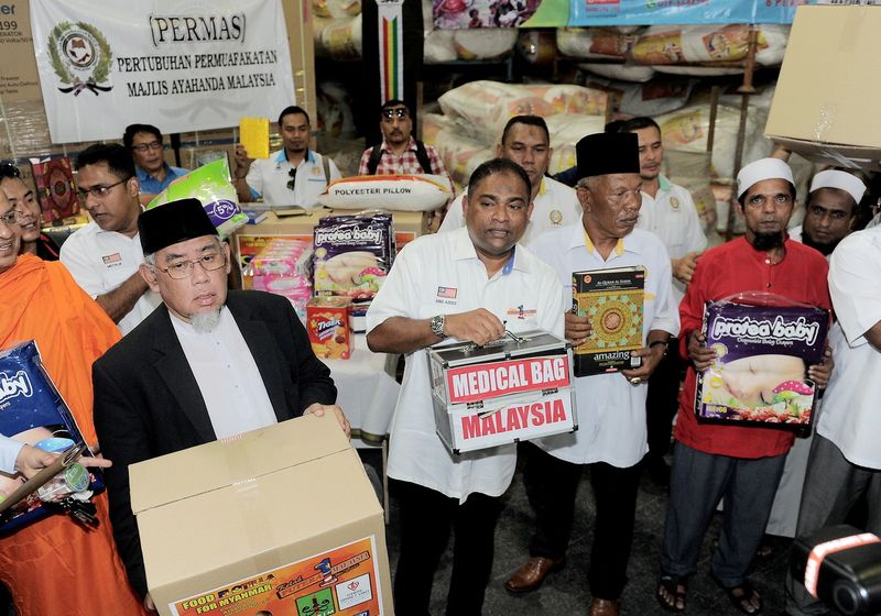 Kelab Putera 1Malaysia (KP1M) president Datuk Seri Abdul Azeez Abdul Rahim (left) during a press conference on organising a humanitarian mission to Myanmar, at Kontena Nasional, Kuala Lumpur, January 6, 2017. u00e2u20acu201d Bernama pic