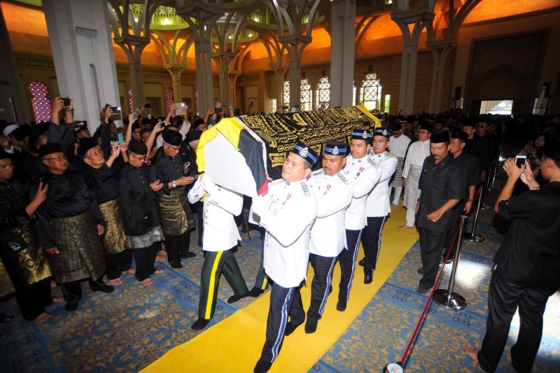 Military officers carry the late Sarawak Chief Minister Tan Sri Adenan Satemu00e2u20acu2122s coffin into Masjid Jamek Petra Jayain Kuching. u00e2u20acu2022 Bernama pic