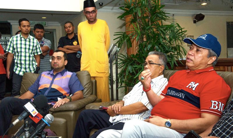 Tan Sri Annuar Musa (kanan) mengumumkan menjadi penaja utama pasukan Persatuan Bola Sepak Kelantan (Kafa) melalui syarikat RedONE dan Al Hamra Group. u00e2u20acu2022 Foto Bernama 