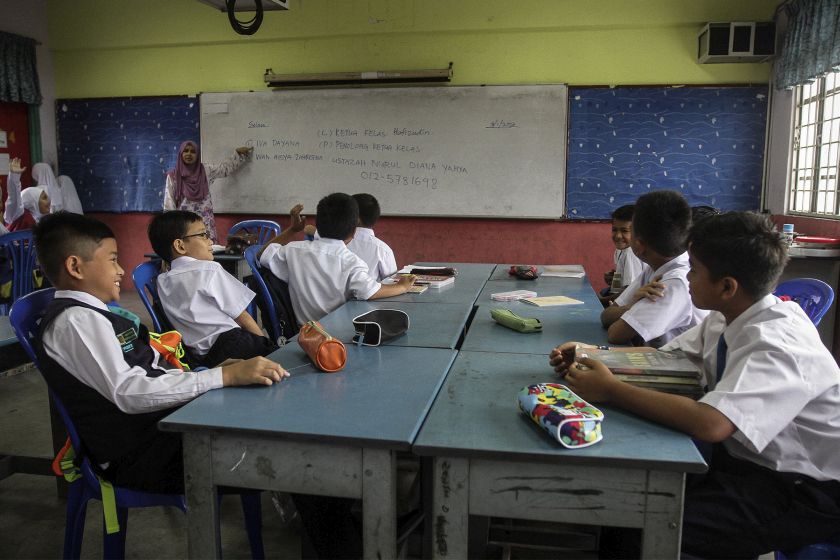 Primary school students start their new school term at Sekolah Kebangsaan Bukit Jelutong in Shah Alam January 3, 2016. u00e2u20acu201d Picture by Yusof Mat Isa