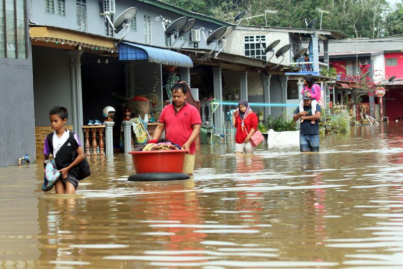 Residents of Taman Pelangkah in Pekan leave their homes to move to evacuation centres due to flooding caused by the overflow of Sungai Pahang January 30, 2017. u00e2u20acu201d Bernama pic