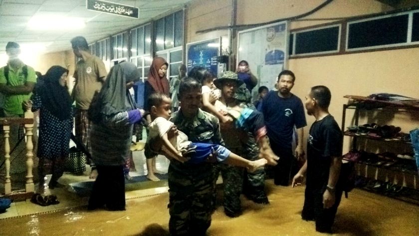 Anggota tentera memindahkan mangsa banjir ke SK Kuala Ping selepas Masjid Kampung Pasir Simpul dinaiki air malam tadi. u00e2u20acu201d Foto Bernama
