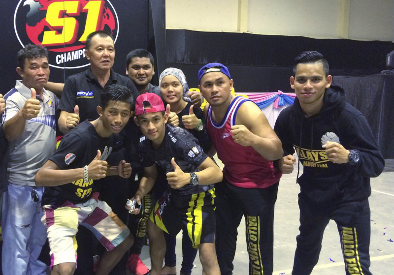 Hallo Fight Lab owner Mohd Hazrul Mohd Sapri (back row, 3rd left) is seen with Malaysian Muay Thai athletes in Bangkok January 30, 2017. u00e2u20acu201d Bernama pic